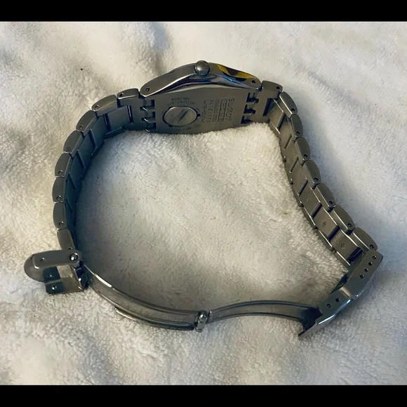 EUC beautiful Pinkaround Swatch bracelet watch. - Picture 5 of 5